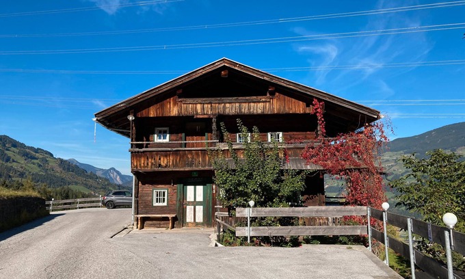 Fuegenberg Apartment | Apartment 'Berghaus Wiesegg - Uriges Tiroler' with Mountain View, Shared Terrace and Wi-Fi