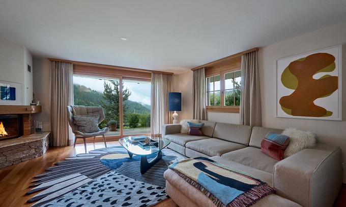 Klosters Platz Apartment | Apartment 'Bild' with Private Terrace and Wi-Fi