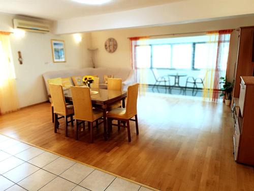 Kastel Stafilic Apartment | Apartment Bile - close to the beach, shops, airport