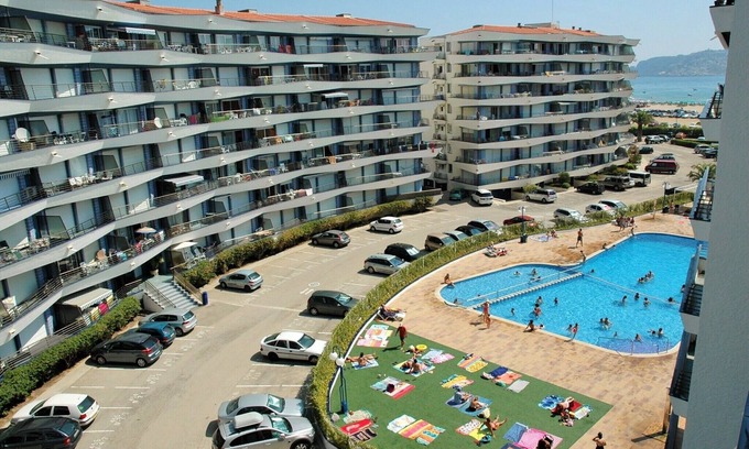 L'Estartit Apartment | Apartment by Beach with Pool in Costa Brava