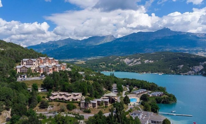 Chorges Apartment | Apartment by Lake Serre-Ponçon with Pool