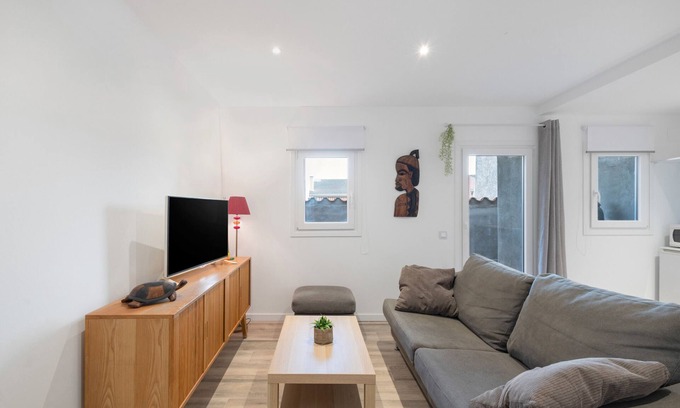 Sant Marti de Tous Apartment | Apartment 'Cal Brigida' with Mountain View, Wi-Fi and Air Conditioning