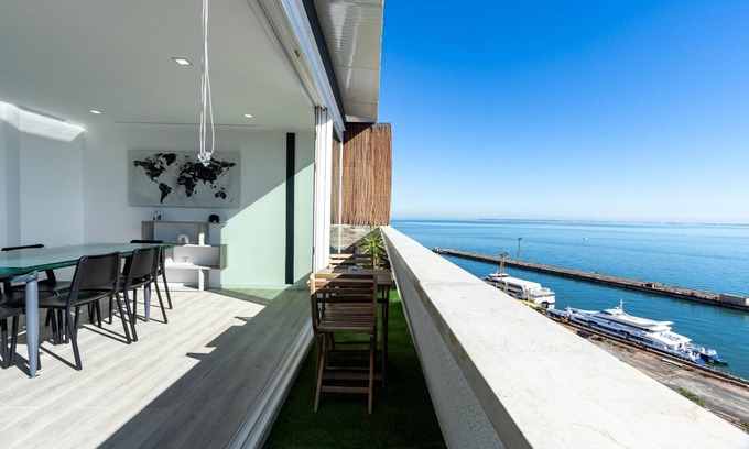 Cacilhas Apartment | Apartment 'Cacilhas Riverview' with Private Terrace, Wi-Fi and Air Conditioning