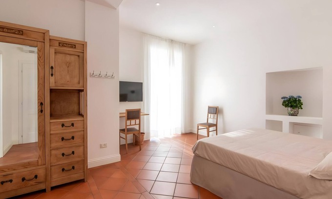 Domaso Bed & Breakfast | Apartment 'Camera Matrimoniale Vista Piscina' with Mountain View, Pool and Wi-Fi
