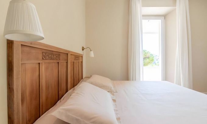 Domaso Bed & Breakfast | Apartment 'Camera Matrimoniale Vista Giardino' with Mountain View, Pool and Wi-Fi