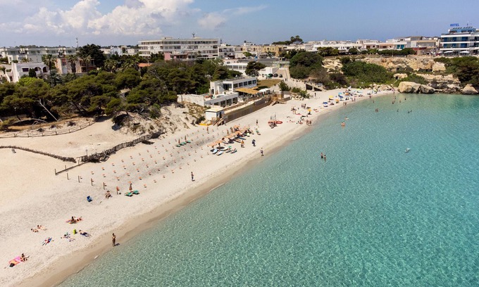 Torre dell'Orso Apartment | Apartment 'Casa Dei Pini' with Private Terrace, Wi-Fi and Air Conditioning
