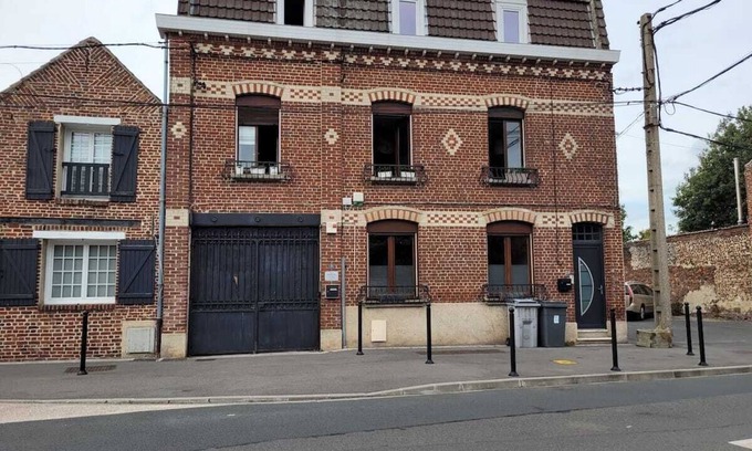 Sequedin Apartment | Apartment 'Chez Madame De Souter' with Private Terrace, Wi-Fi and Air Conditioning