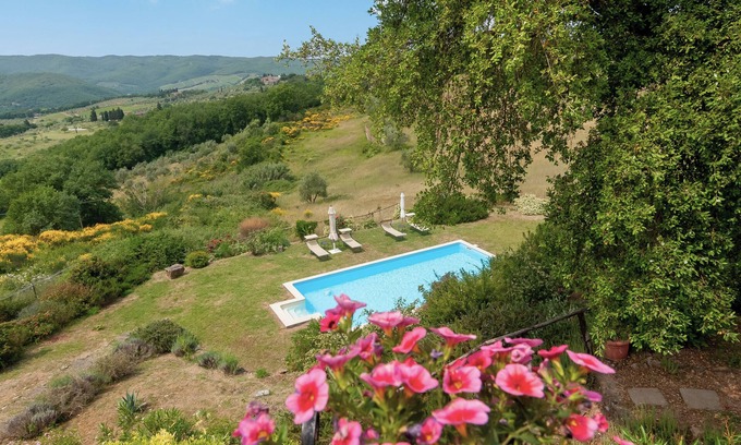 Panzano in Chianti Apartment | Apartment 'Cipressaia Bellavista' with Shared Pool, Shared Garden and Wi-Fi