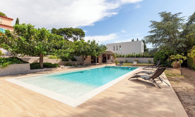 Les Camoins Apartment | Apartment 'Cocon Avec Piscine Et Jardin' with Shared Pool, Private Terrace and Wi-Fi