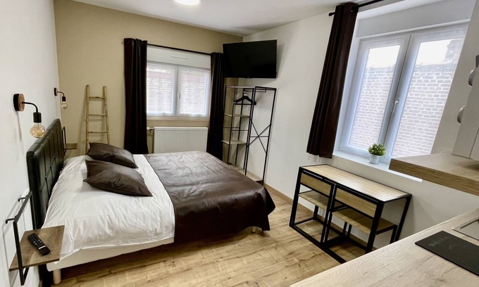 Lens Apartment | Apartment-Comfort-Ensuite-Courtyard view-1er étage
