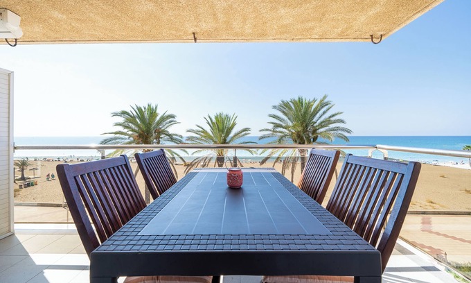 El Vendrell Apartment | Apartment "Coral Beach by Pat" with Sea View, Shared Pool & Wi-Fi
