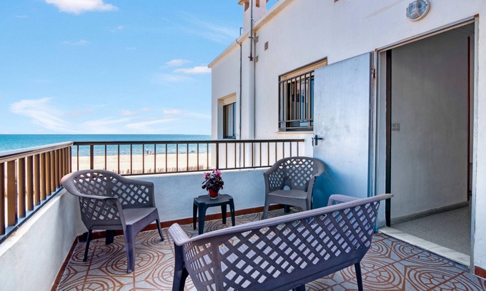 Les Deveses Apartment | Apartment 'Cudei Primera Línea' with Sea View, Wi-Fi and Air Conditioning