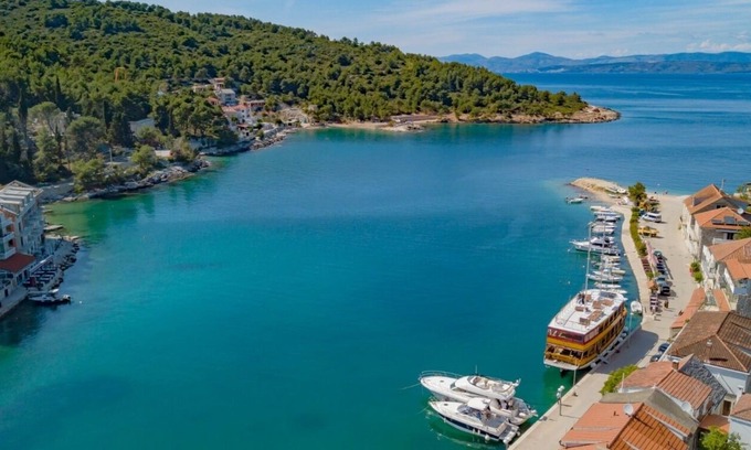 Stomorska Apartment | Apartment Daira - great location A3(4) - Stomorska, Island Solta, Croatia