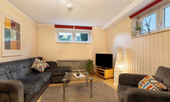 Ringsheim Apartment | Apartment 'Die Kleine Ferienwohnung' with Shared Garden, Wi-Fi and Air Conditioning