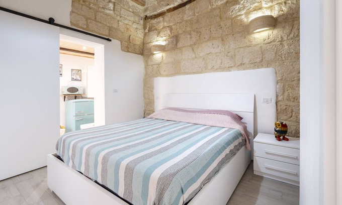 Mola di Bari Apartment | Apartment 'Dimora Donna Lucrezia' with Balcony and Air Conditioning