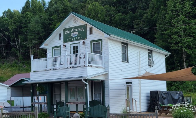Abingdon Apartment | Apartment Directly ON The Virginia Creeper Trail !