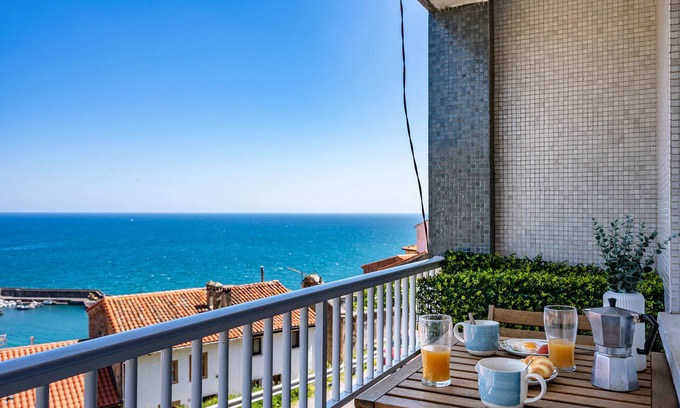Lastres Apartment | Apartment 'El Privilegio De Lastres' with Sea View and Balcony