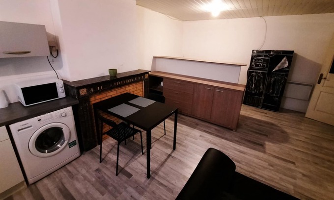 Avesnes-sur-Helpe Apartment | Apartment-Ensuite with Shower Wifi-netflix