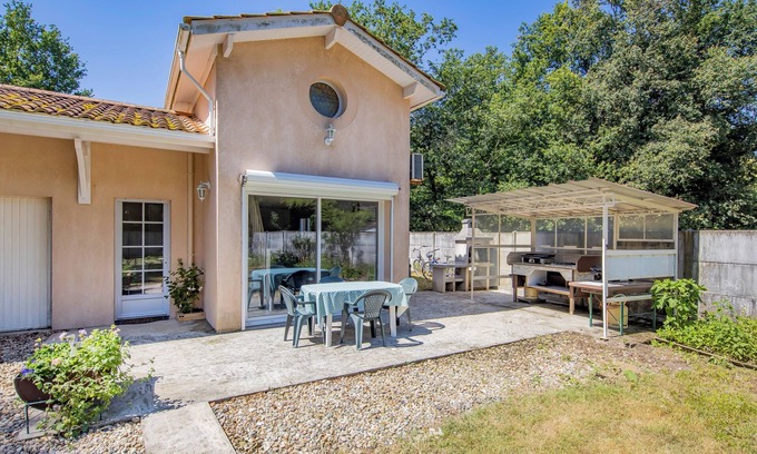Queyrac Apartment | Apartment 'Entre Vignobles Et Océan' with Private Terrace, Shared Garden and Wi-Fi