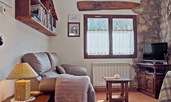 Portilla de la Reina Apartment | Apartment 'Invernal De Picos' with Mountain View, Private Terrace and Wi-Fi