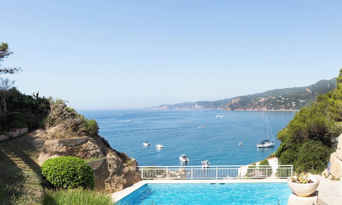 Sant Feliu de Guixols Apartment | Apartment 'Senya Salvi' with Sea View, Wi-Fi and Air Conditioning