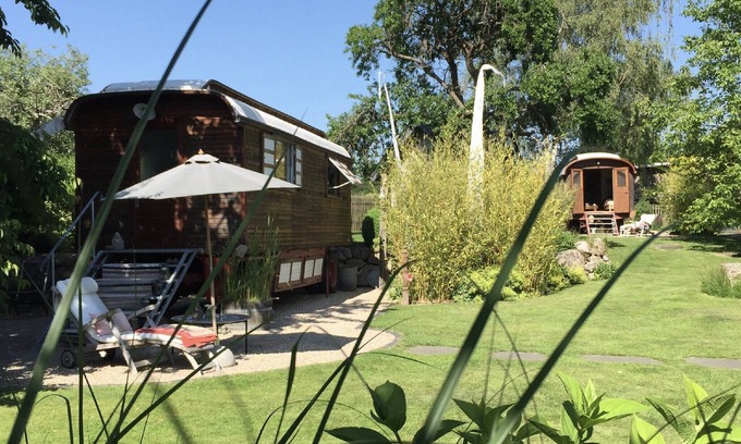 Hummel Apartment | Apartment 'Familienurlaub Im Zirkuswagen' with Private Garden and Wi-Fi