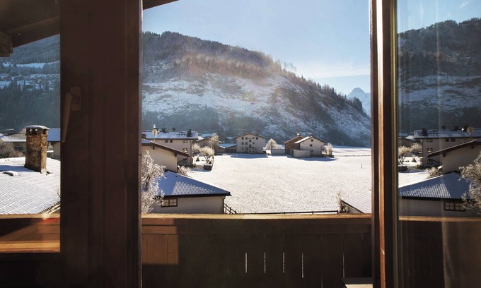 Zell am Ziller Apartment | Apartment 'Ferienwohnung Berta' with Mountain View, Balcony and Wi-Fi