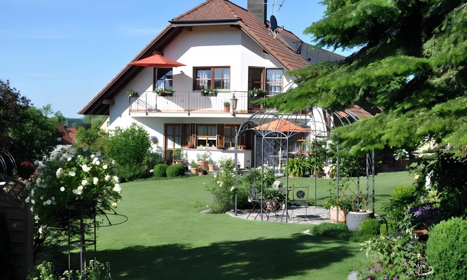 Ebenweiler Apartment | Apartment 'Ferienwohnung Im Rosengarten' with Balcony and Wi-Fi