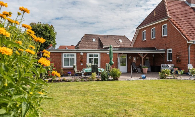 Niebuell Apartment | Apartment 'Ferienwohnung Wellenreiter' with Shared Terrace, Shared Garden and Wi-Fi
