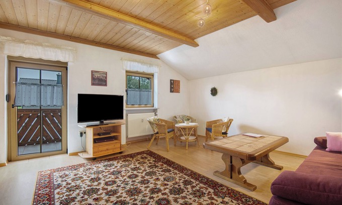 March Apartment | Apartment 'Ferienwohnung Schneider' with Shared Garden, Balcony and Wi-Fi