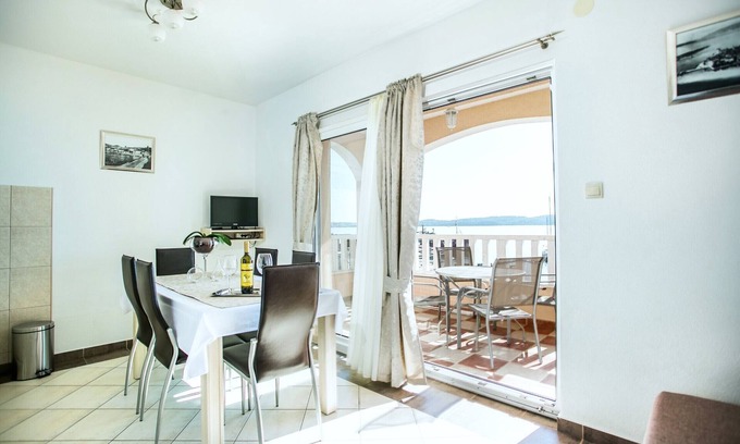 Seget Donji Apartment | Apartment for 4+2, Seget Donji ❤, by the beach
