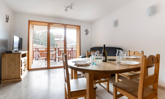 La Joue du Loup Apartment | Apartment for 6 - 900m from the slopes - terrace