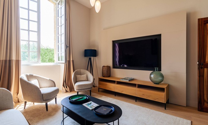 Chateauneuf-le-Rouge Apartment | Apartment 'Chateau En Provence' with Wi-Fi and Air Conditioning