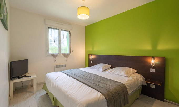 Saint-Simon-de-Bordes Apartment | Apartment 'Le Clos Du Champ De L'Amour - La Palmyre' with Pool, Wi-Fi and Air Conditioning