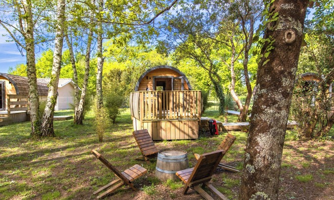 Saint-Vivien-de-Medoc Apartment | Apartment 'Ôtonneauxstress - Vigneron' with Private Terrace, Shared Garden and Wi-Fi