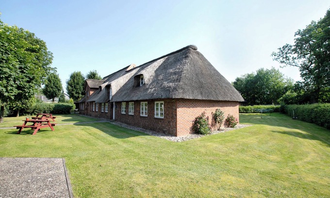 Bordelum Apartment | Apartment 'Friesisches Reetdach-ferienhaus' with Private Terrace, Private Garden and Wi-Fi