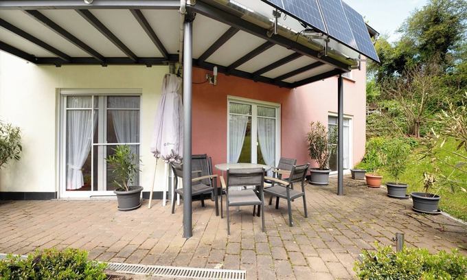 Maring-Noviand Apartment | Apartment 'Gästehaus Mühlenhof - Spätburgunder' with Private Terrace, Private Garden and Wi-Fi