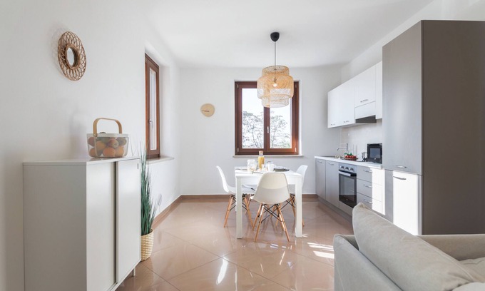 Sommacampagna Apartment | Apartment 'Glicine' with Shared Garden, Wi-Fi and Air Conditioning