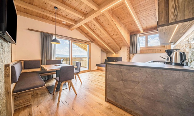 Verano Apartment | Apartment 'Haughof - Bauerngarten' with Mountain View, Wi-Fi & Balcony