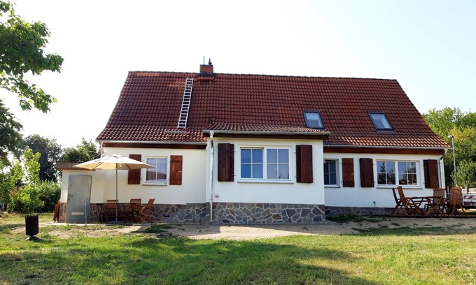 Herzfelde Apartment | Apartment 'Haus Am See - Zur Roten Tür' with Lake View, Private Terrace and Wi-Fi