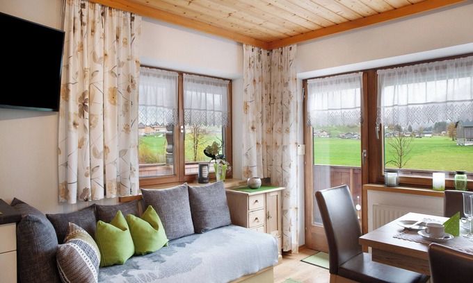 Au Apartment | Apartment 'Haus Bergfrieden' with Mountain View, Shared Terrace and Wi-Fi