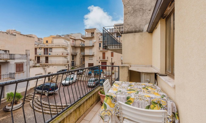 Calatafimi Apartment | Apartment 'House In Calatafimi Segesta' with Private Terrace, Wi-Fi and Air Conditioning