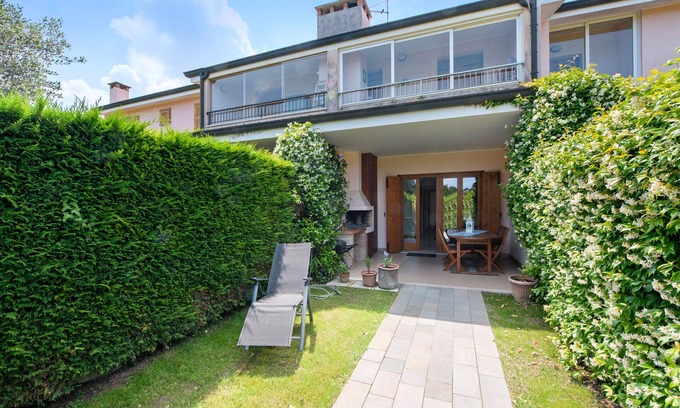 Colà Di Lazise Apartment | Apartment 'I Vigneti Del Garda' with Shared Pool, Wi-Fi and Air Conditioning