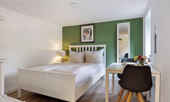 Stelle Apartment | Apartment 'Idyllisches Zimmer Im Grünen' with Private Garden and Wi-Fi