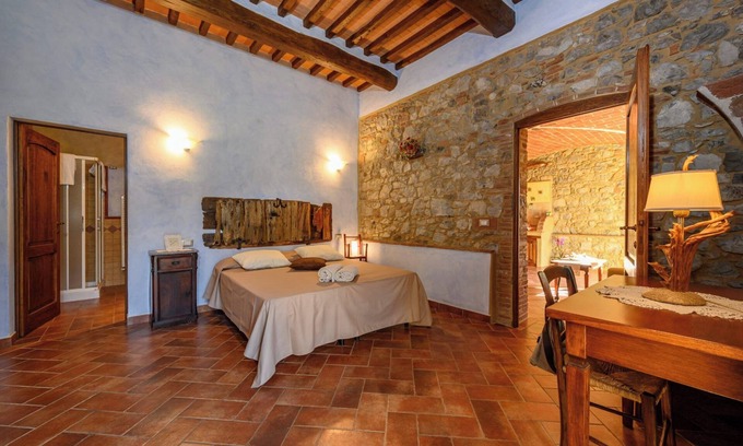 Pomarance Apartment | Apartment 'Il Trinciatoio' with Shared Pool, Private Garden and Wi-Fi