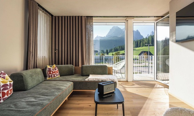 Sesto House | Apartment In A Hotel 'Apartment Relax' with Sea View, Shared Garden and Wi-Fi