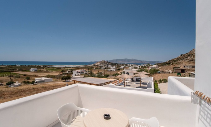 Mikri Vigla Apartment | Apartment In A Hotel 'Naxos Earth Suites Bamboo' with Sea View, Wi-Fi and Air Conditioning