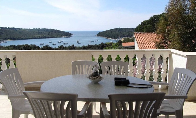 Banjole Apartment | Apartment in Banjole, family-friendly, sea view,air conditioning, WiFi, BBQ, up to 5 people