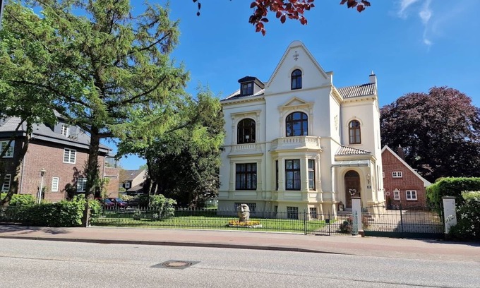 Elmshorn Villa | Apartment in charming turn-of-the-century old town villa