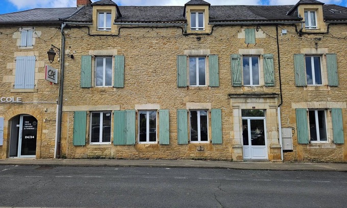 Salignac-Eyvignes Apartment | Apartment in the heart of the village of Salignac